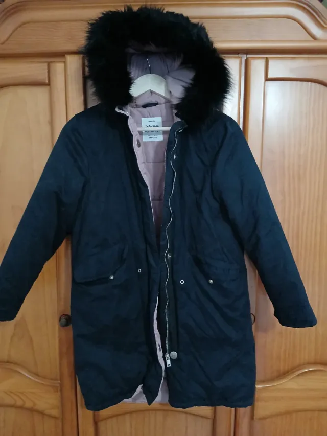 Abrigo negro con capucha y forro rosa