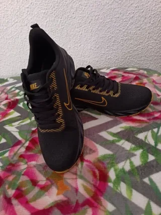 Tenis Nike Negro y Dorado sin usar