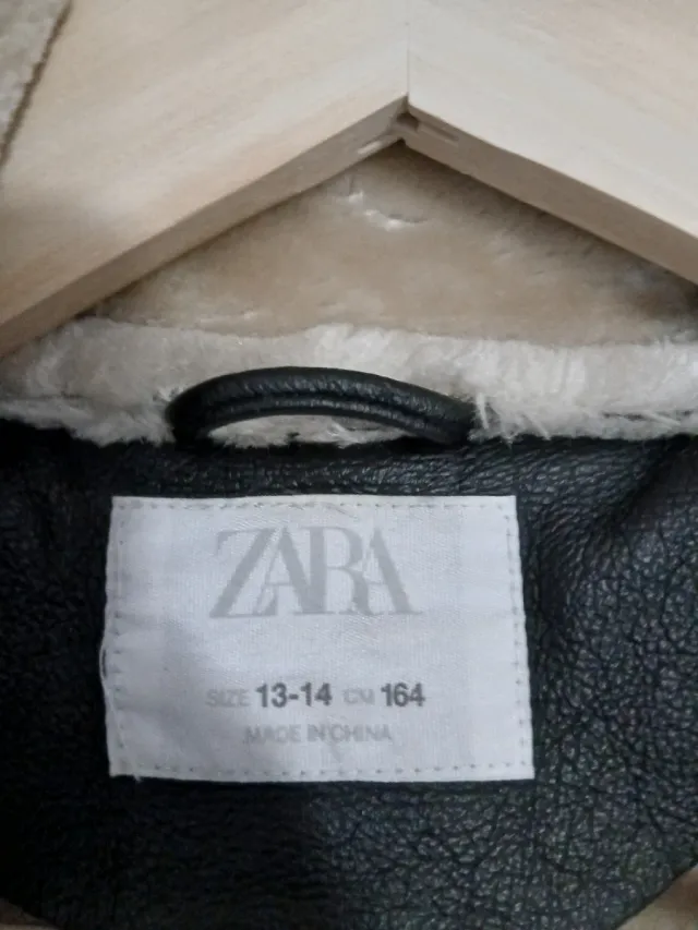 Abrigo negro con forro blanco