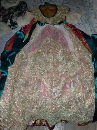 Traje de Fallera Oro y Rojo y otro en rojo