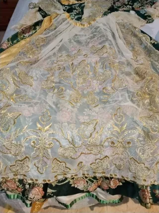 Traje de Fallera Oro y Rojo y otro en rojo