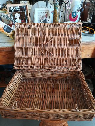 Cesta de mimbre rústica con asas