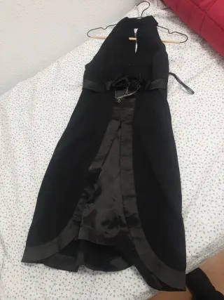 Vestido negro elegante con flor