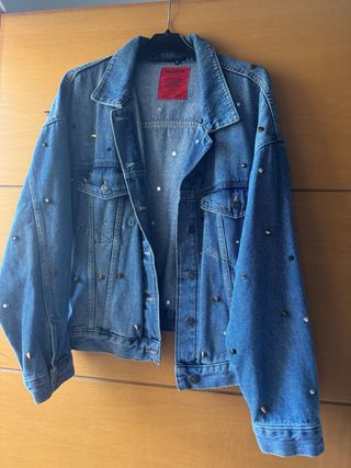 Chaqueta vaquera Pull&Bear tachuelas