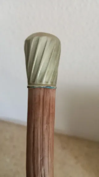 Bastón con pomo plateado