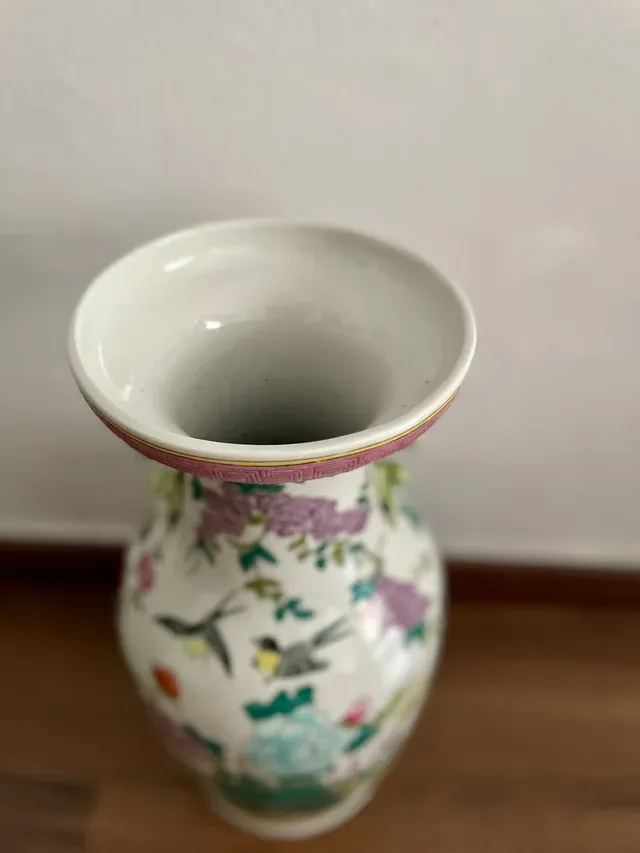 Vaso in porcellana famiglia rosa con fiori e uccelli