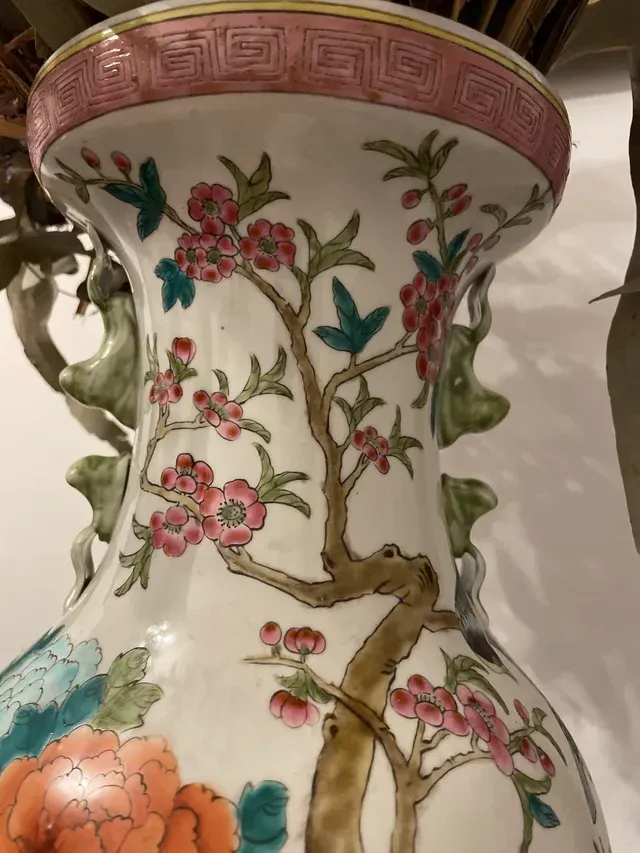 Vaso in porcellana famiglia rosa con fiori e uccelli