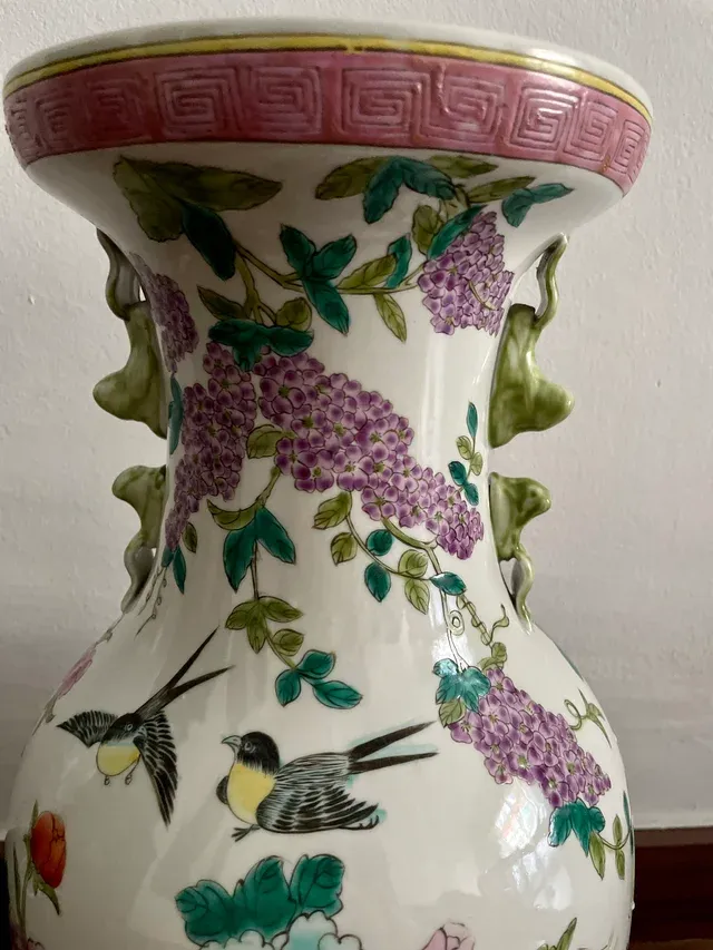 Vaso in porcellana famiglia rosa con fiori e uccelli