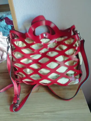 Bolso rojo y beige