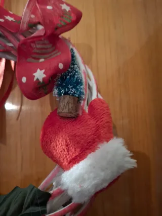 Ghirlanda natalizia con fiori rossi