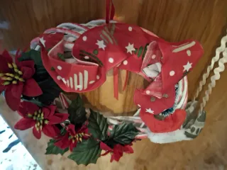 Ghirlanda natalizia con fiori rossi