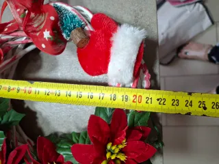 Ghirlanda natalizia con fiori rossi