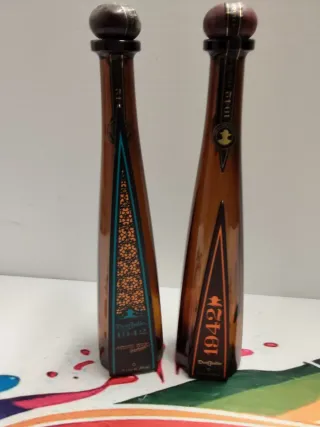 2 Bottiglie Vuote Don Julio 1942 luminose