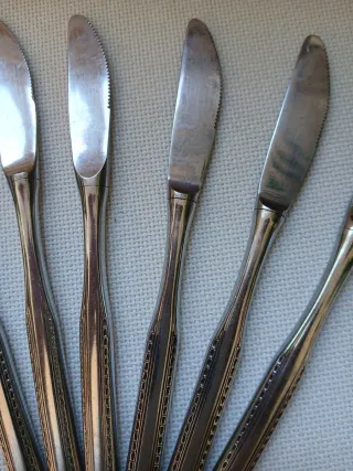 Cuchillos y tenedores pequeños