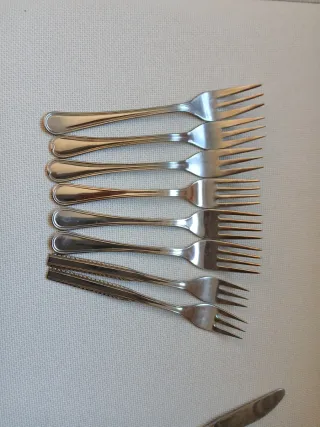 Cuchillos y tenedores pequeños