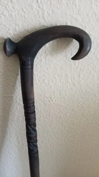 Bastón de madera tallada