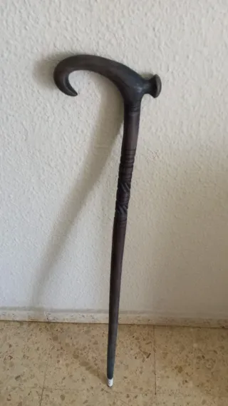 Bastón de madera tallada