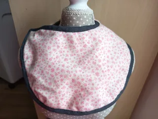 Babero bebé bordado y cosido a mano  diseño floral