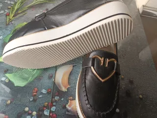 Zapatos negros mujer con detalle dorado