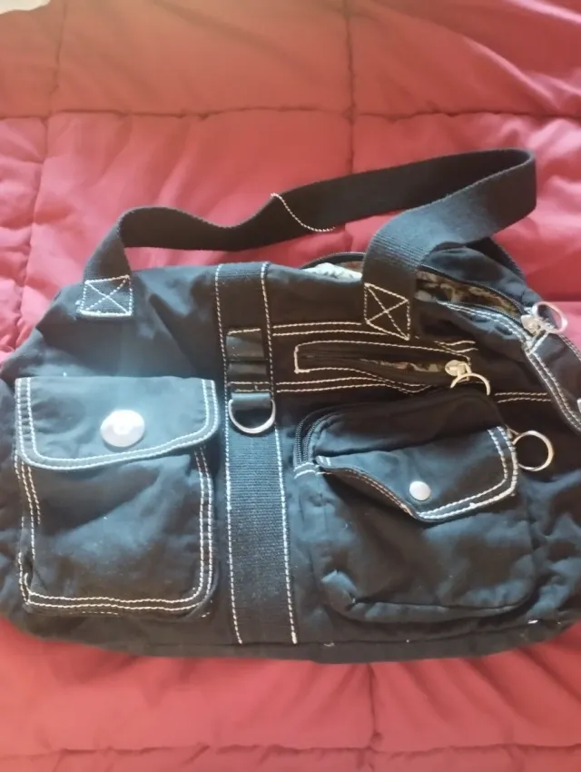 Bandolera negra con múltiples bolsillos