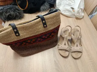 Bolso y sandalias beige y multicolor