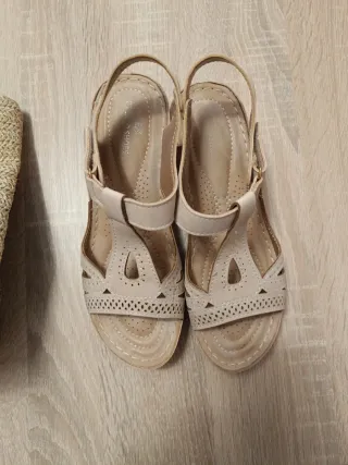 Bolso y sandalias beige y multicolor