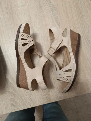 Bolso y sandalias beige y multicolor