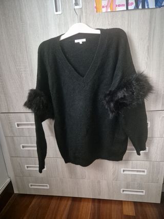 Jersey negro con detalles de pelo