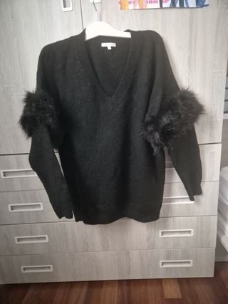 Jersey negro con detalles de pelo