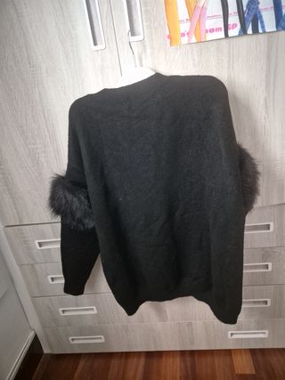 Jersey negro con detalles de pelo