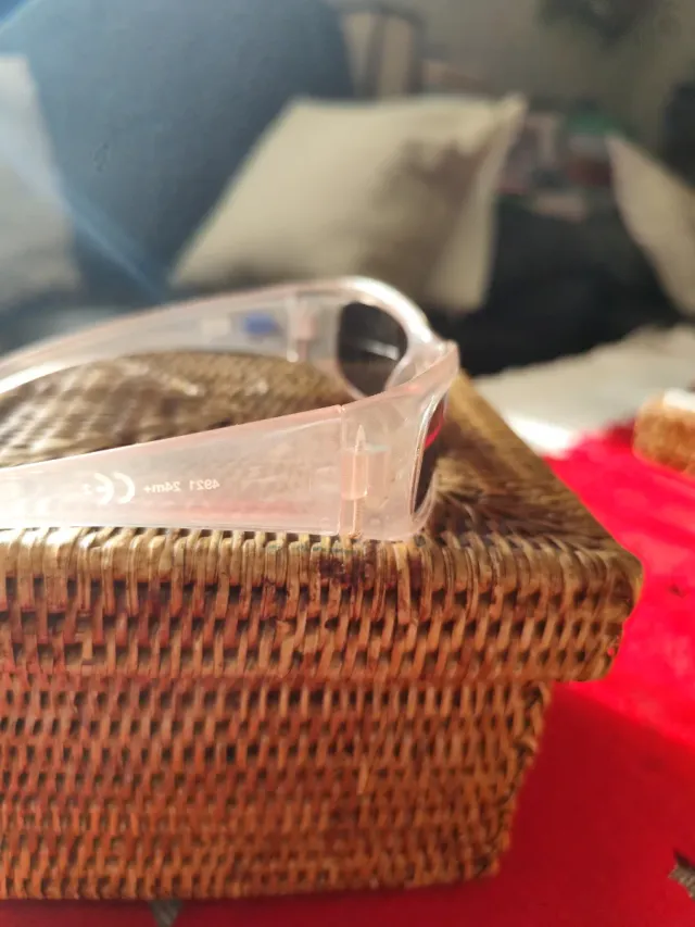 Gafas de sol rosas y negras