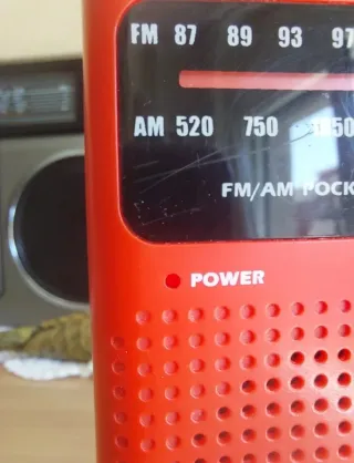 Radio Portátil FM/AM Roja. Emergencia...