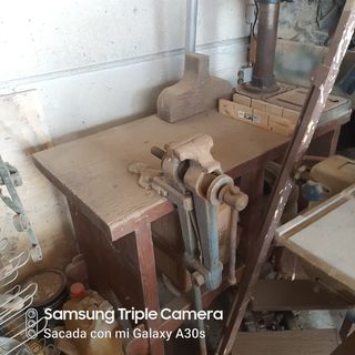 Mesa de trabajo con tornillo