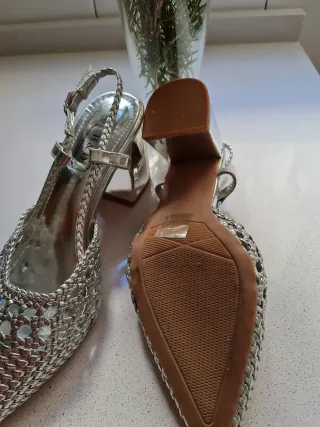 Zapatos plateados tejidos