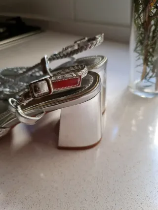 Zapatos plateados tejidos