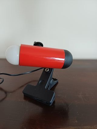 Lampada applique rossa con mollettone