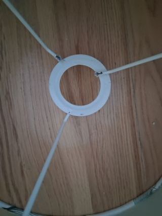 Lámpara de mesa con pantalla estampada