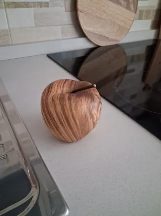 Mela in legno decorativa