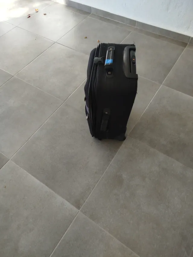 Maleta de viaje pequeña negra