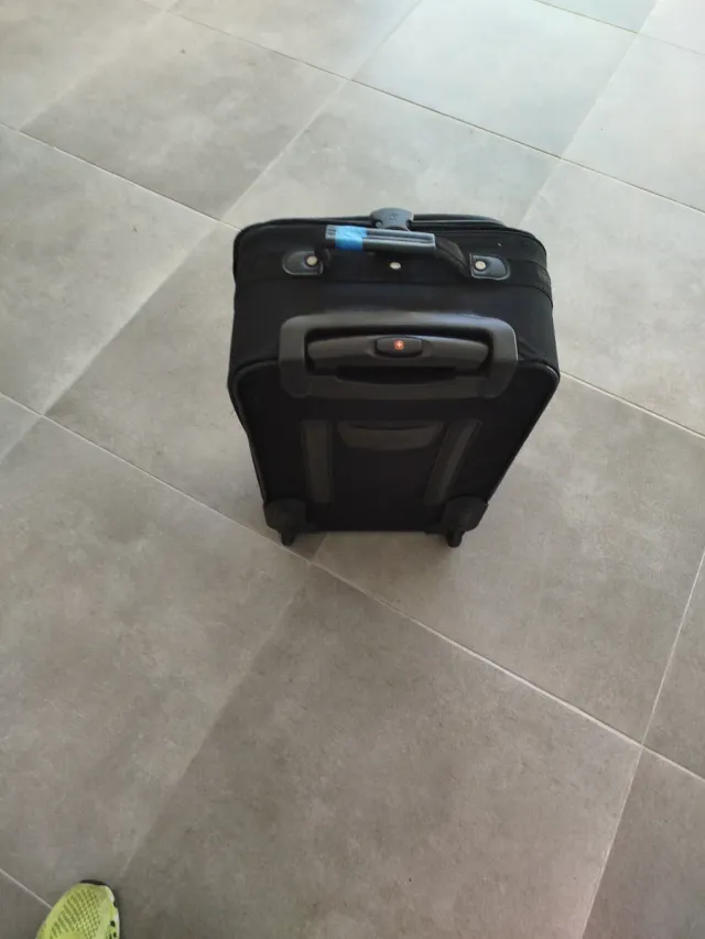 Maleta de viaje pequeña negra