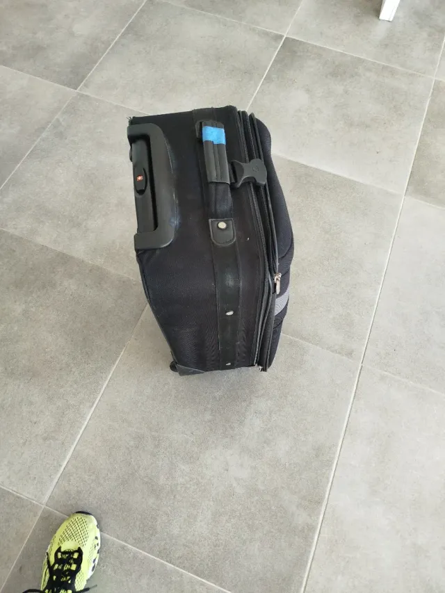 Maleta de viaje pequeña negra