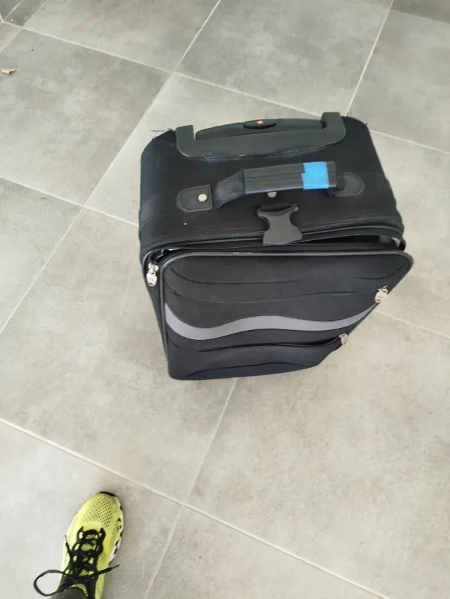 Maleta de viaje pequeña negra