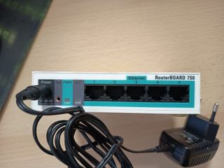 Router Mikrotik RB750