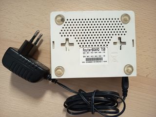 Router Mikrotik RB750