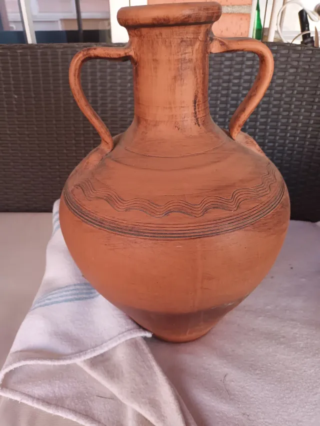 Cántaras con soporte de madera.