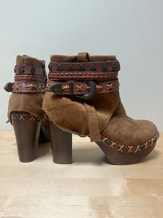 Botines de tacón con adornos
