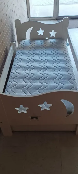 Cama infantil blanca con cajon