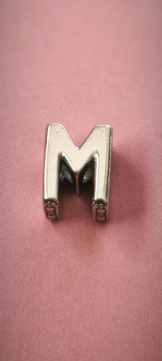 Charm letra M plata de ley