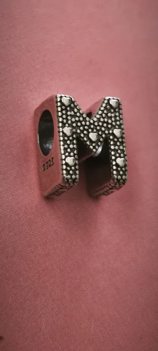 Charm letra M plata de ley