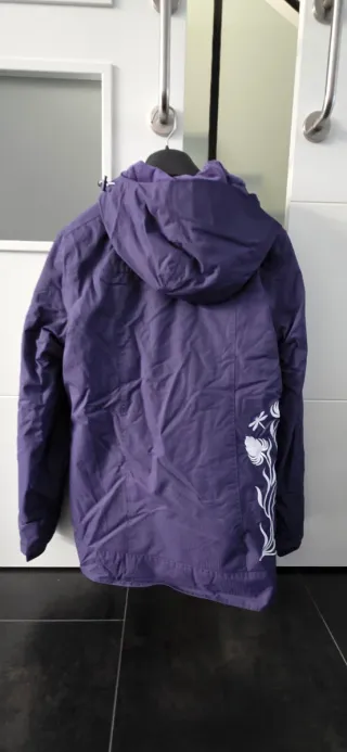 Chaqueta de nieve Wedze morada. Em buen estado.